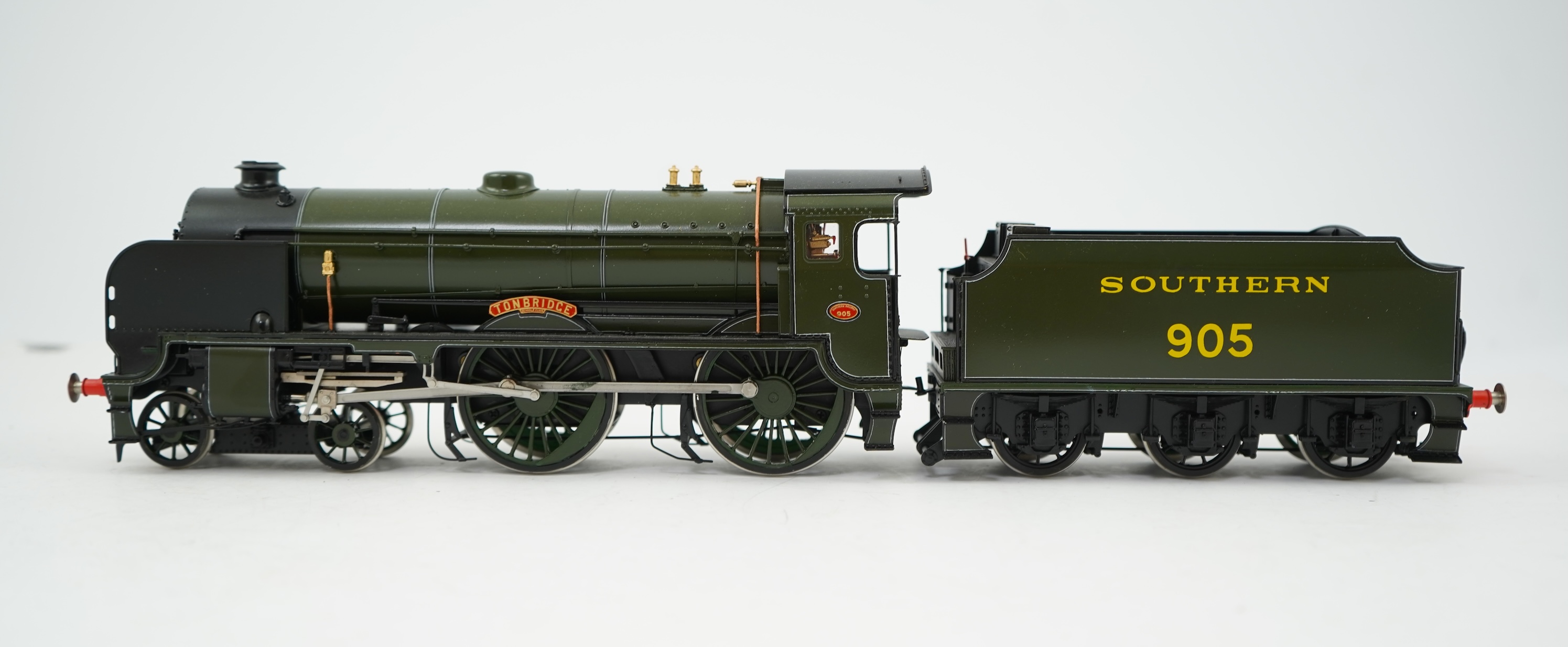 An 0 Gauge Finescale Brass model of Southern Railway Schools Class, Tonbridge 905, 4-4-0 tender locomotive, powered for two rail operation.